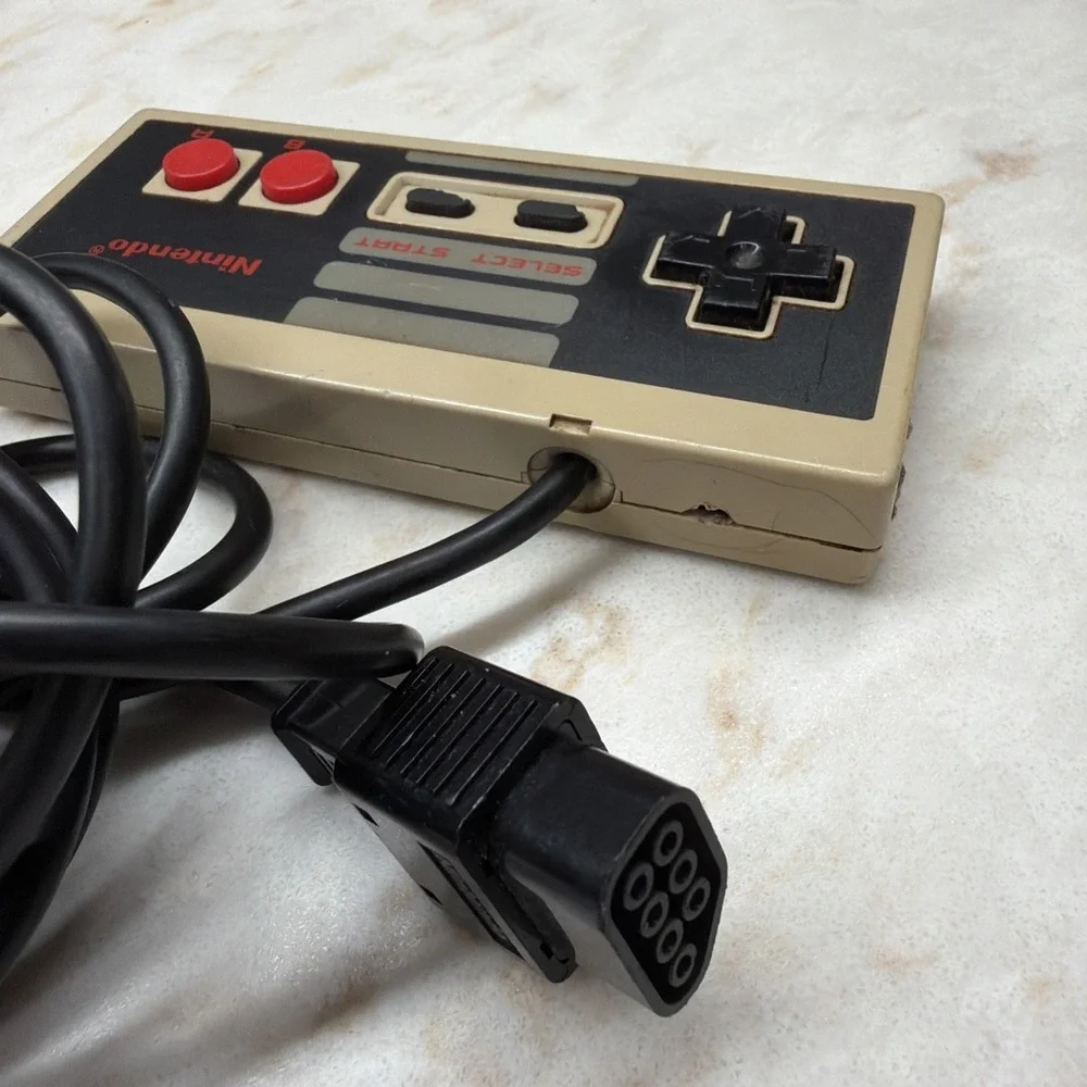 Nintendo 1985 Controller‎ Original NES-0044 Button Layout Propietary Connector